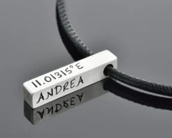 MÄNNERKETTE, MÄNNERSCHMUCK MIT GRAVUR, SILBERBARREN GRAVUR, KETTE KOORDINATEN -Modejuwelier Geschäft img2623