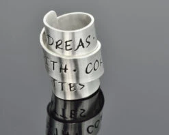 SCHMUCK MIT GRAVUR, ANHÄNGER MIT NAMEN, NAMENSANHÄNGER, TAUFGESCHENK 8 SCHMUCK MIT GRAVUR, ANHÄNGER MIT NAMEN, NAMENSANHÄNGER, TAUFGESCHENK -Modejuwelier Geschäft img2626