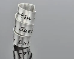 SCHMUCK MIT GRAVUR, ANHÄNGER MIT NAMEN, NAMENSANHÄNGER, CHARM GRAVUR -Modejuwelier Geschäft img2642