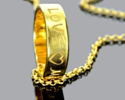 RING KETTE MIT GRAVUR, GOLDSCHMUCK, DESIGNERSCHMUCK 9 RING KETTE MIT GRAVUR, GOLDSCHMUCK, DESIGNERSCHMUCK -Modejuwelier Geschäft img4405 002